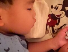 眠る子供の写真