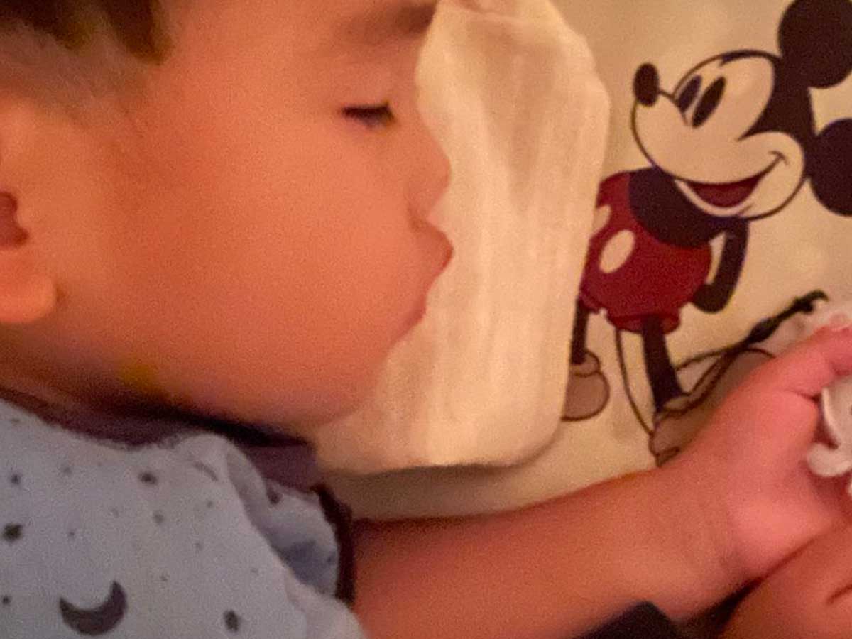 眠る子供の写真