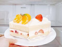 皿に乗ったケーキの写真