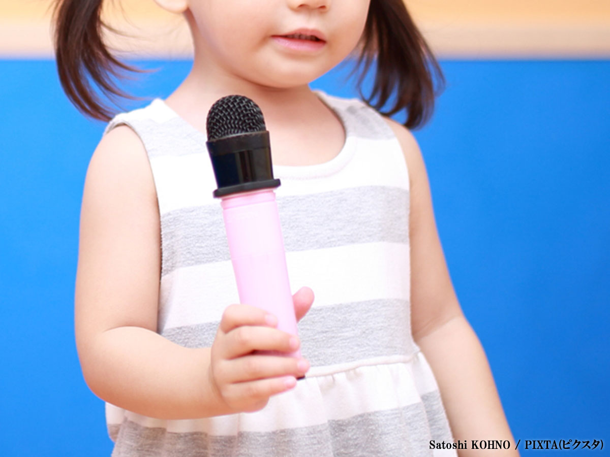 子どもが歌うイメージ写真