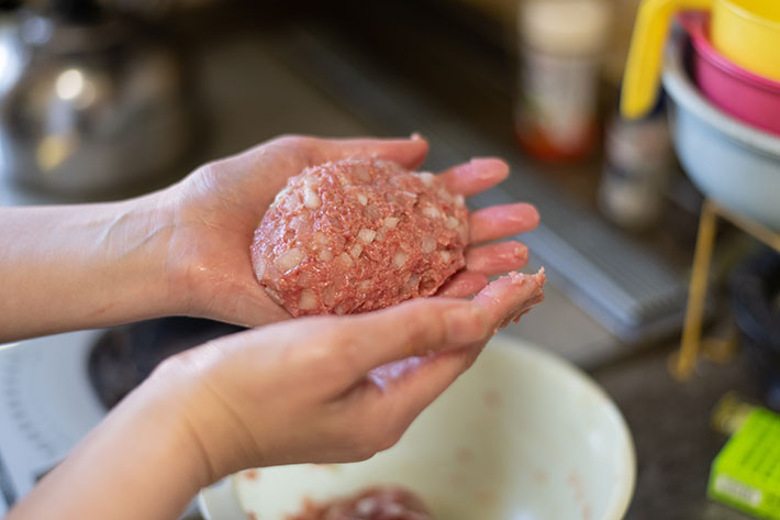 ハンバーグづくりの写真