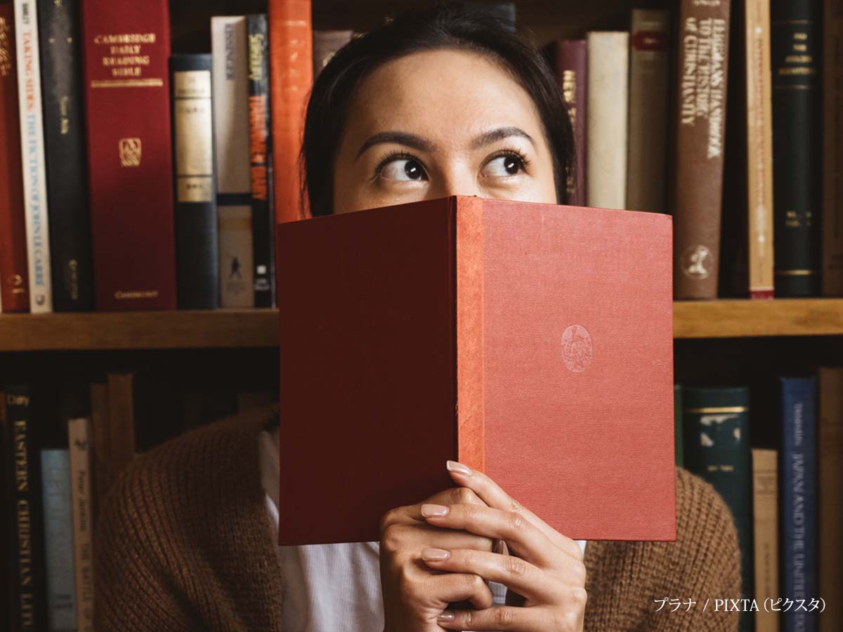 図書館で本を読む女性の写真