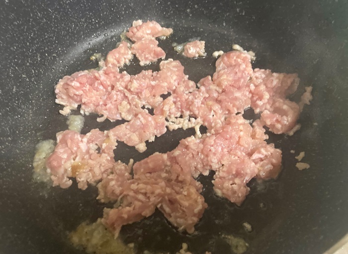 ひき肉を炒める様子