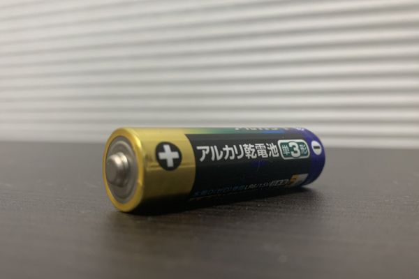 机の上に置かれたアルカリ電池