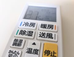 エアコンのリモコンに「充電式電池」は使用NG　理由に「やりません」