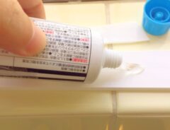 瞬間接着剤を塗布している様子