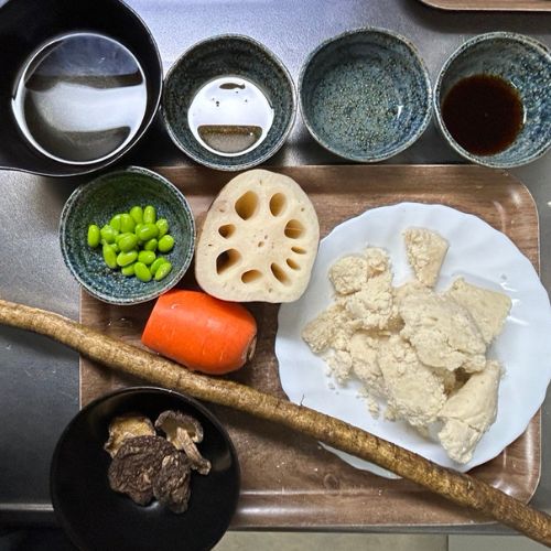 「おから煮」の材料を並べた写真