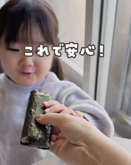 のり巻きを子どもに手渡す様子