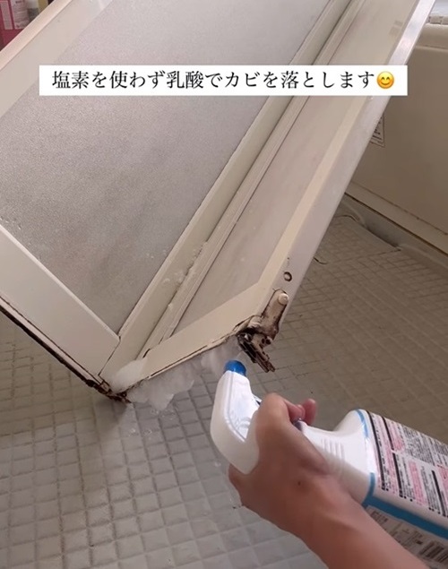 カビ取り剤を噴きかける様子