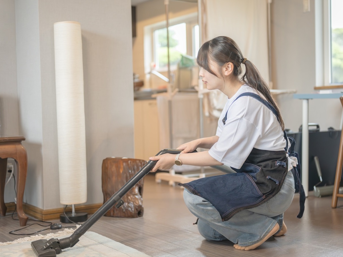 掃除機をかけている女性