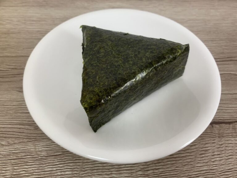 お皿に乗せられたおにぎり