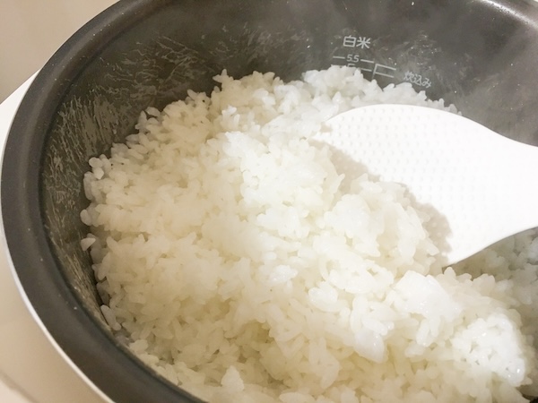 炊飯器のご飯を混ぜている様子