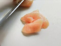 鶏肉を切っている様子