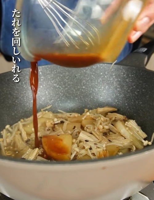 調味料を入れる様子