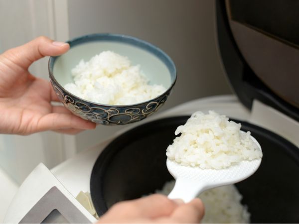 炊飯器からごはんをよそう様子