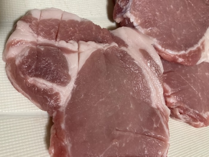 肉に切り込みを入れた様子