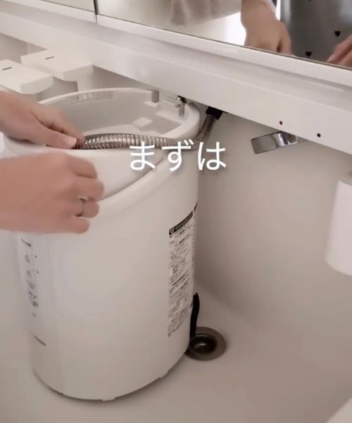 加湿器のタンクに水を張る様子