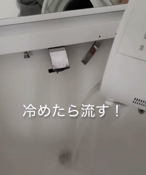 加湿器のタンクに入った水を捨てる様子