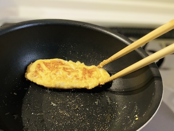 小さいフライパンで卵を焼く様子