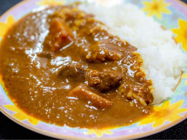 きれいなお皿にのせられたカレー