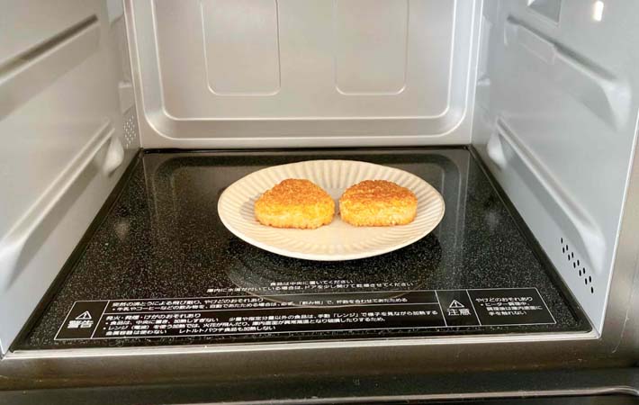 『焼おにぎり』のマヨキムチ焼き』を作る写真