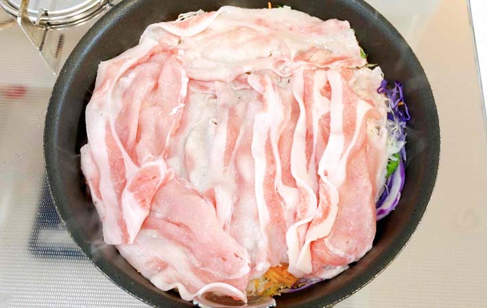 『豚しゃぶ肉と野菜の蒸し物』を作る写真