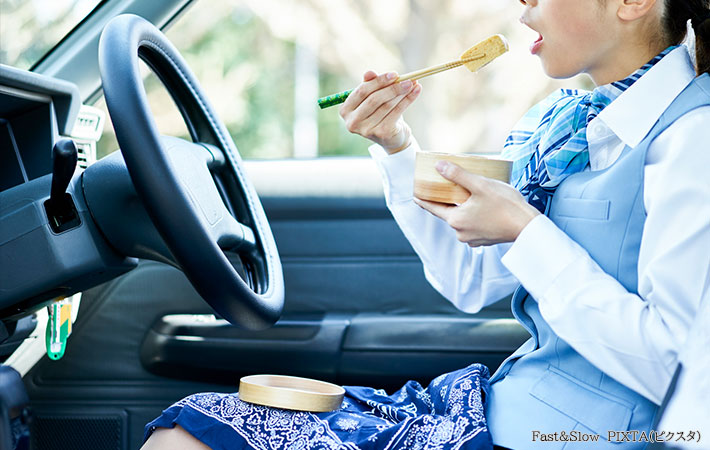 車内で食事する写真