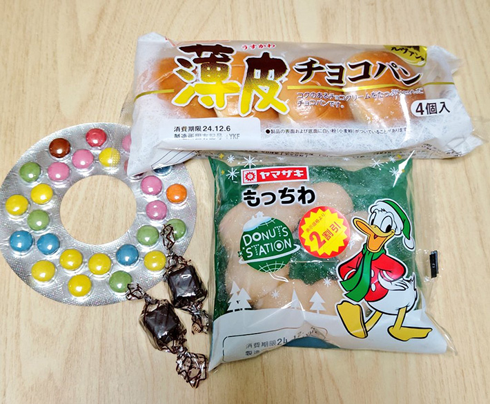 市販の菓子パンとお菓子