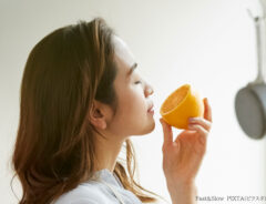 食材と女性の写真