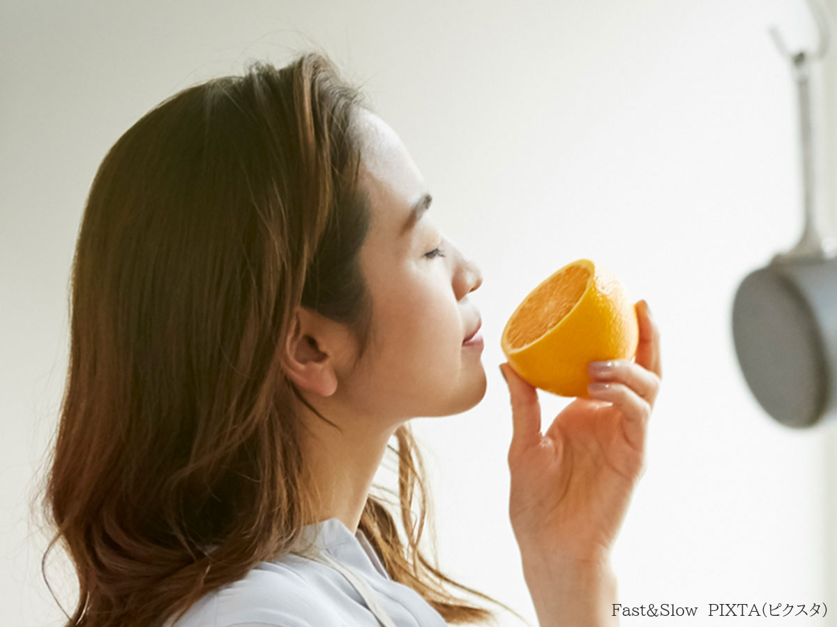 食材と女性の写真