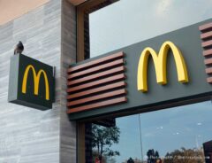 年配店員「ここは…」　マックで、子供と一緒にカウンター席に座ったら…？