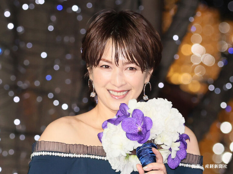 吉瀬美智子、ミニスカ＆ニーハイブーツで50歳を記念したカレンダー