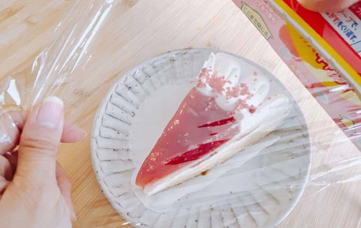 ケーキをラップで包む写真