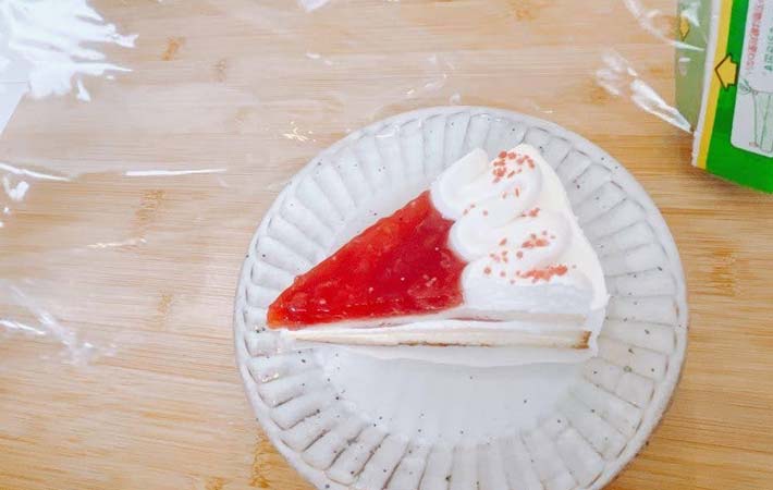 ケーキを崩さずラップで包む写真