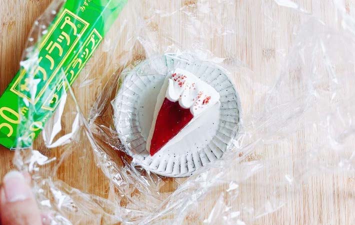 ケーキを崩さずラップで包む写真