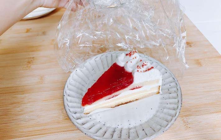 ケーキを崩さずラップで包む写真