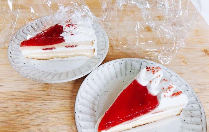 ケーキを崩さずラップで包む写真