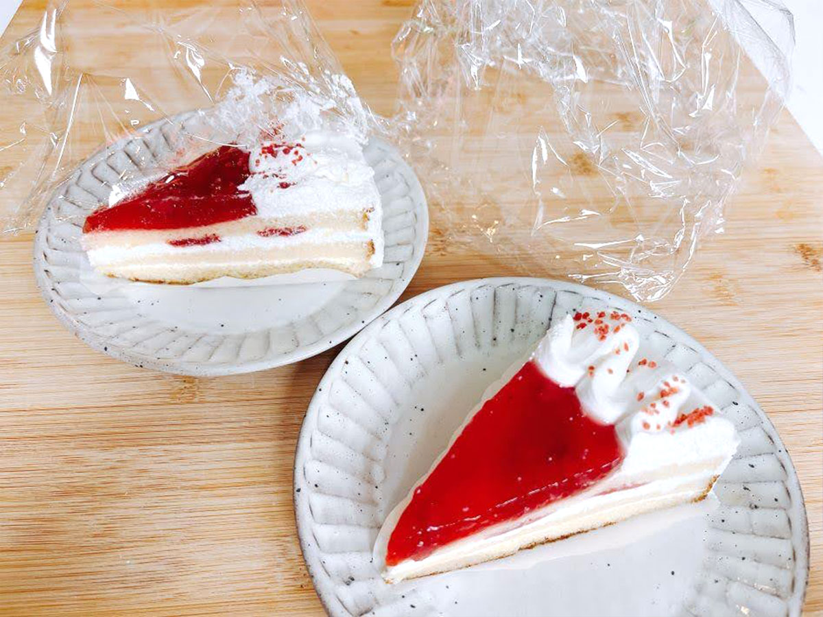 ケーキを崩さずラップで包む写真