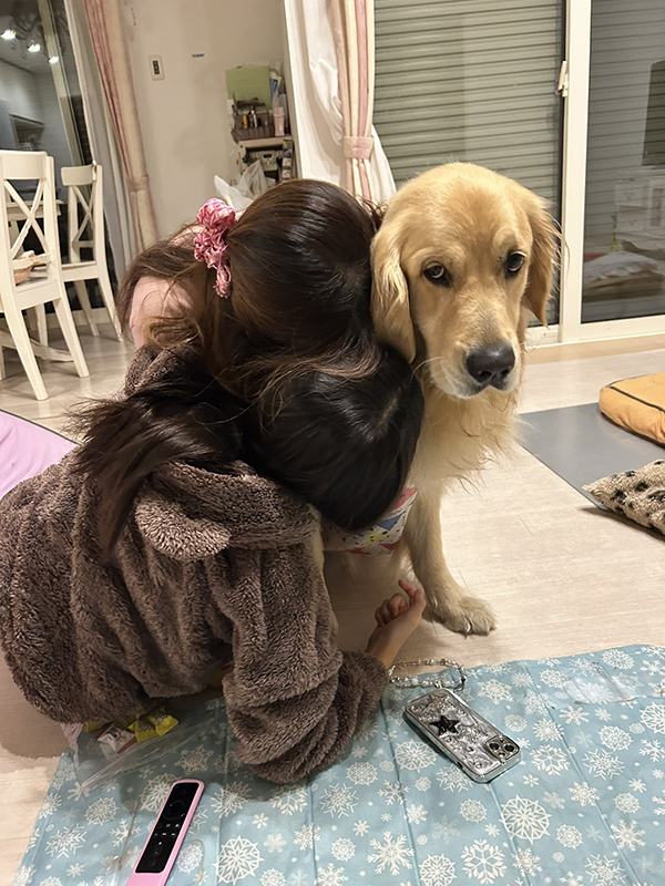 ゴールデンレトリバーと飼い主の写真