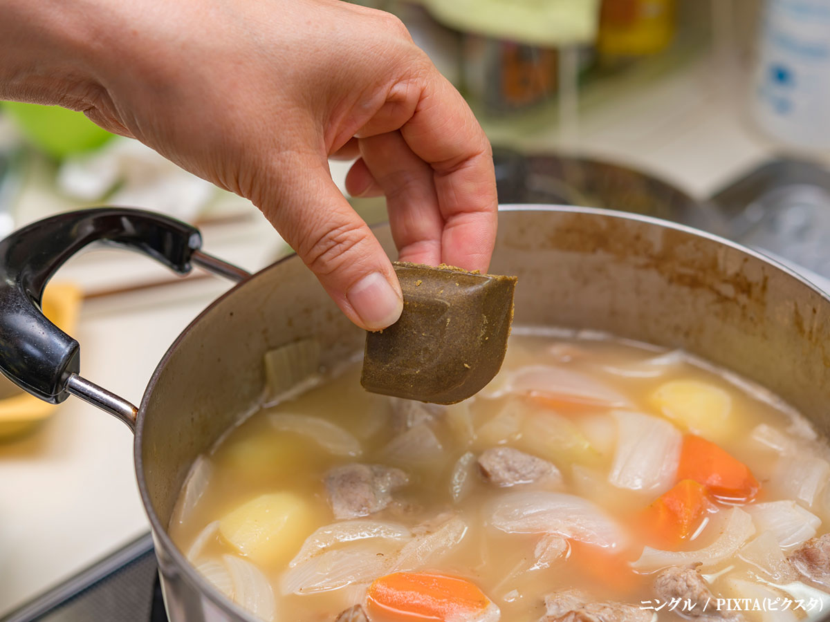 カレールーを入れる写真