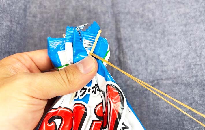 菓子袋の輪ゴムを簡単に解く方法の写真