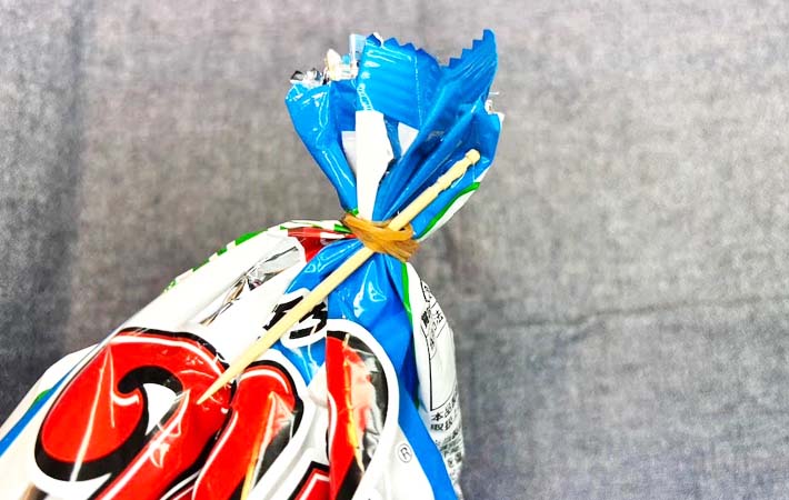 菓子袋の輪ゴムを簡単に解く方法の写真