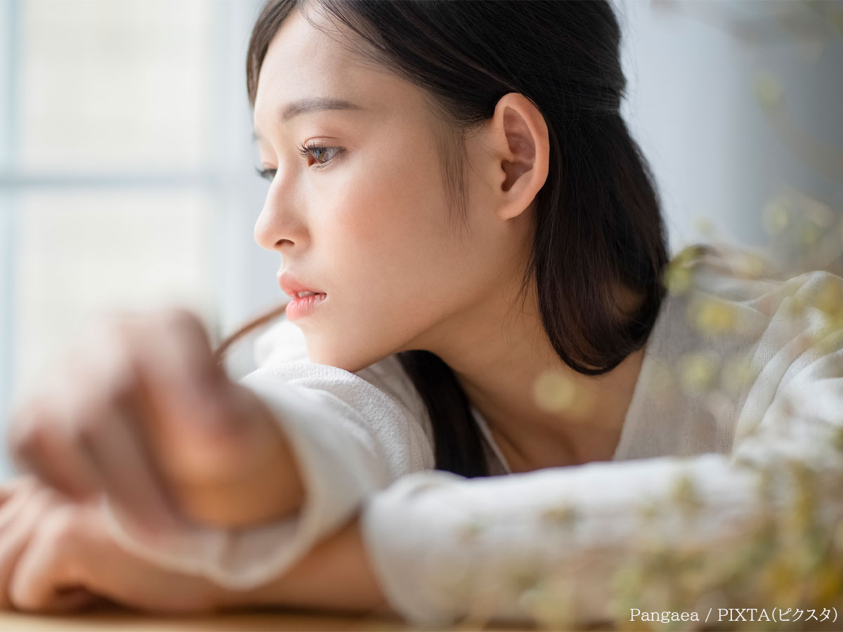 下を向く女性の写真