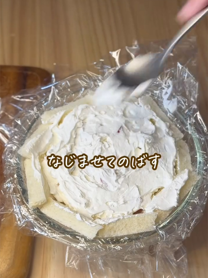 バタ子ママ（batacomama）さんが紹介した、食パンで作るクリスマスケーキ