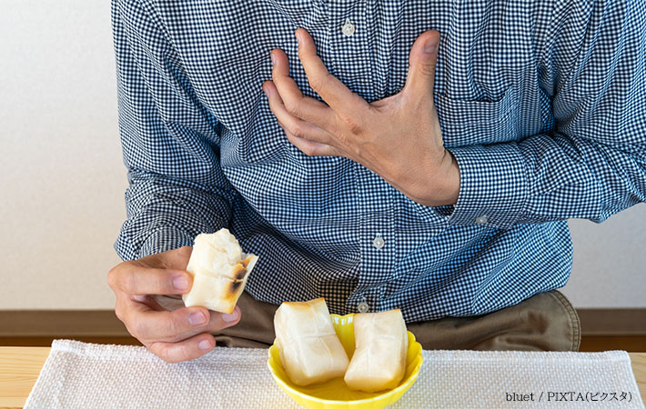 お餅を食べる人の写真