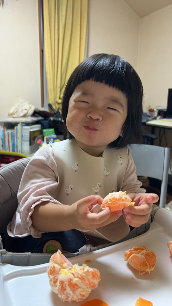 ミカンを食べる子供の写真