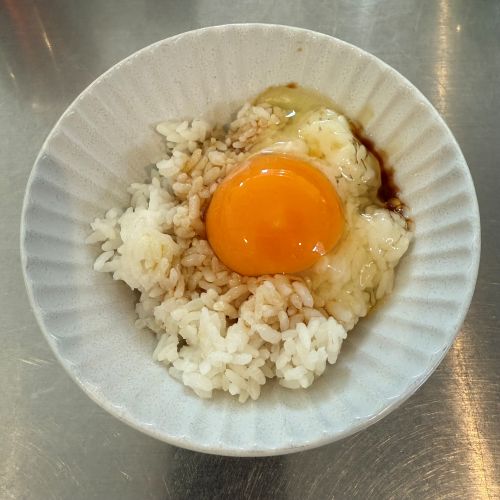 完成した「オリーブオイルがけ卵かけご飯」の写真