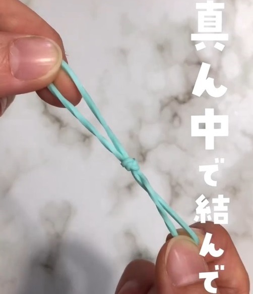 輪ゴムの真ん中に結び目を作った様子