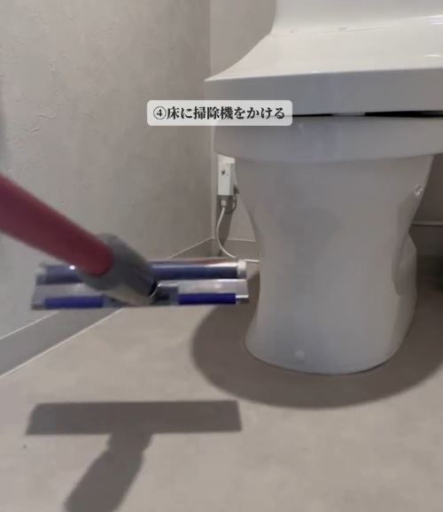 トイレに掃除機を持ち込んだ様子