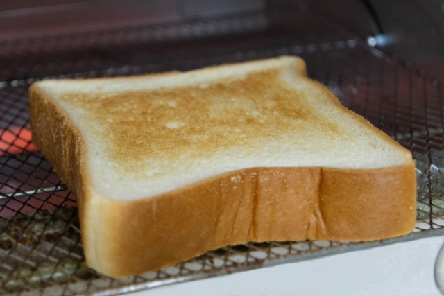 トースターで焼いている食パン